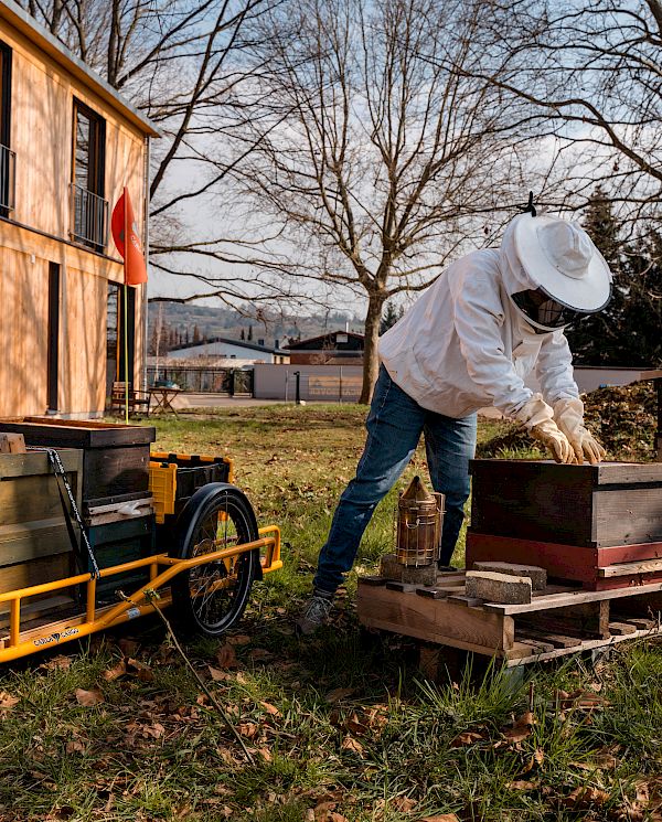 Beekeeping – Heavy Material, Moved with Ease